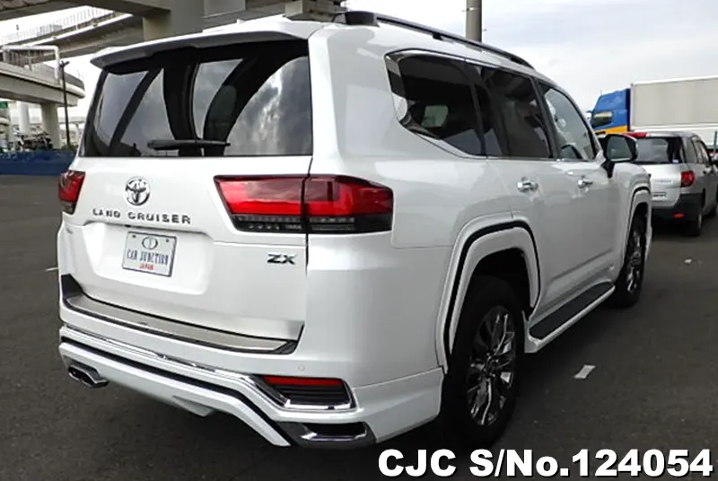 Toyota Land Cruiser in White for Sale Image 2