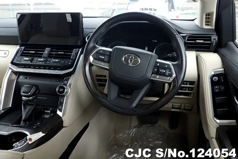 Toyota Land Cruiser in White for Sale Image 4