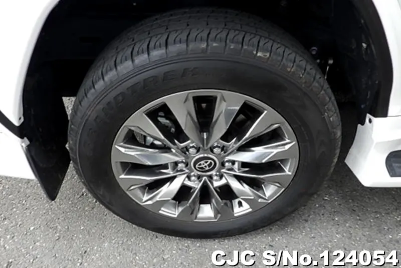 Toyota Land Cruiser in White for Sale Image 7