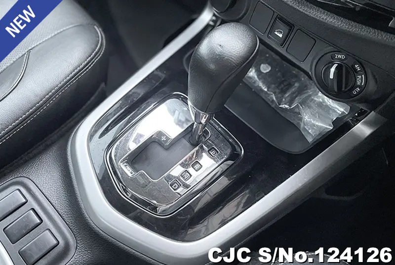 Nissan Navara in White for Sale Image 10