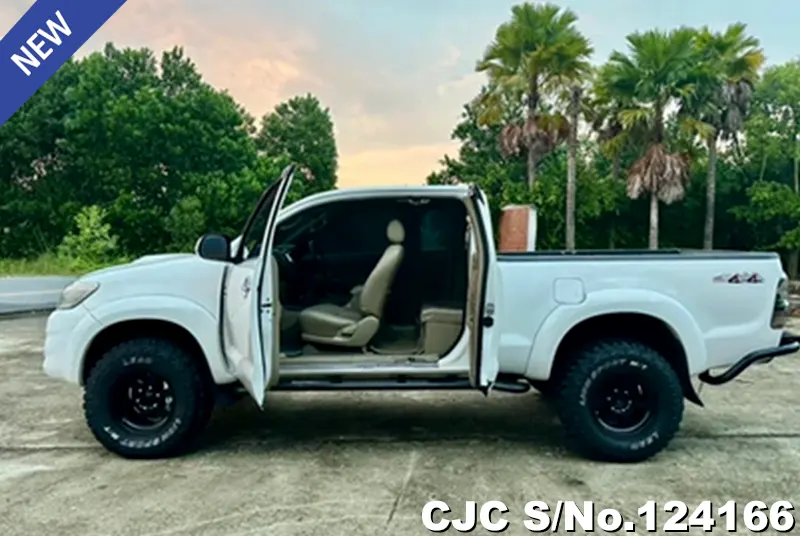 Toyota Hilux in White for Sale Image 8