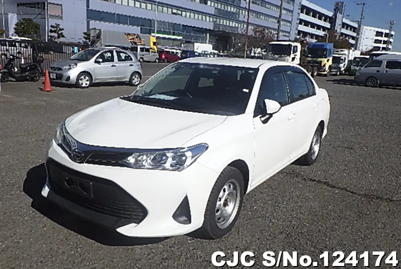 Toyota Corolla Axio in White for Sale Image 3