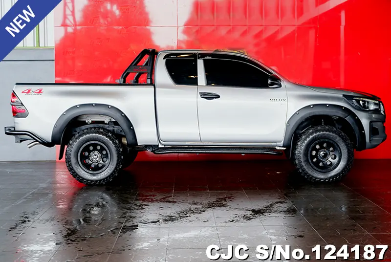 Toyota Hilux in Gray for Sale Image 3