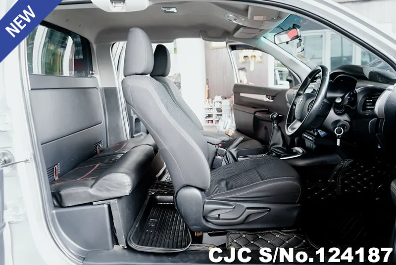 Toyota Hilux in Gray for Sale Image 7