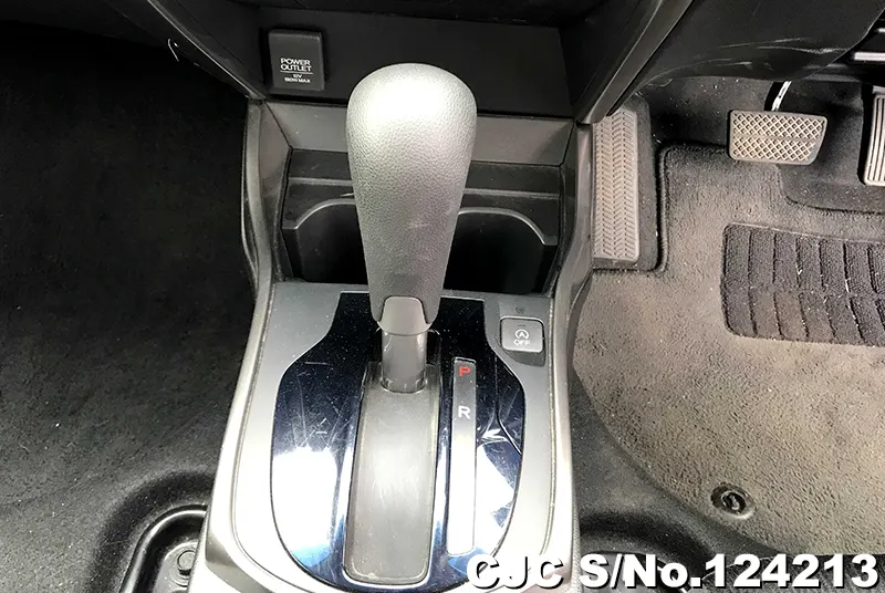 Honda Grace in Silver for Sale Image 12