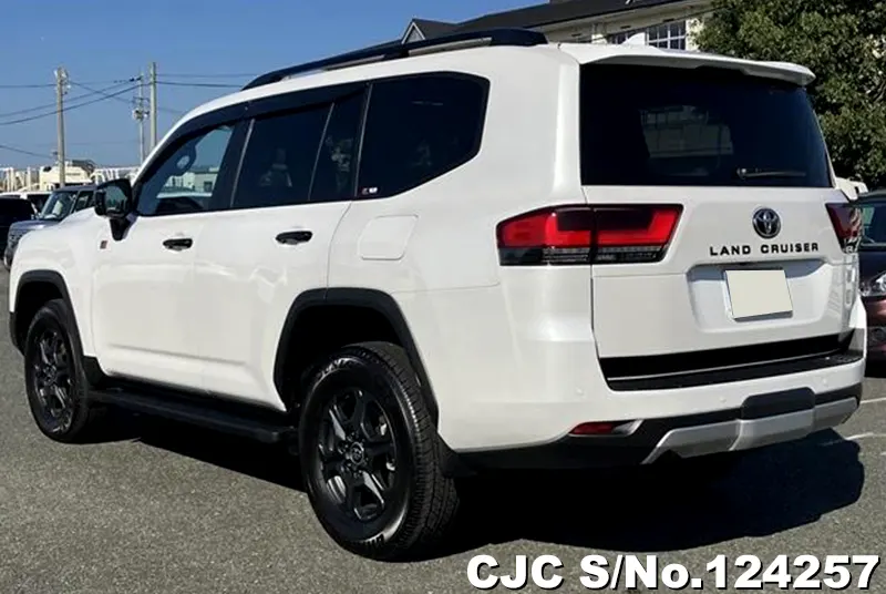 Toyota Land Cruiser in White for Sale Image 1