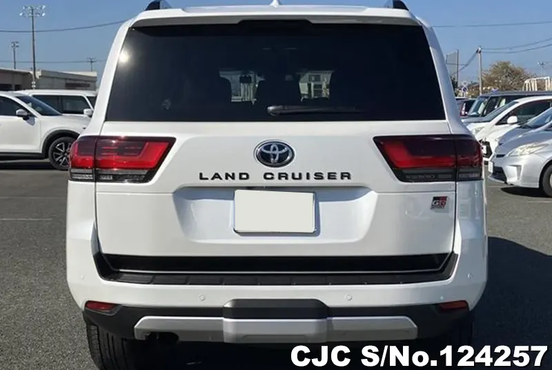 Toyota Land Cruiser in White for Sale Image 5
