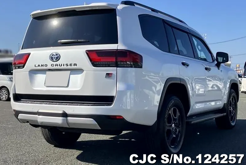 Toyota Land Cruiser in White for Sale Image 2