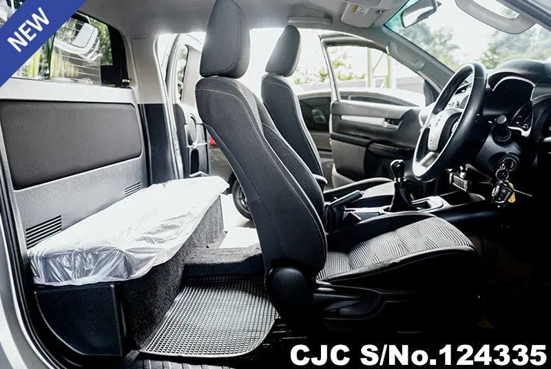 Toyota Hilux in Gray for Sale Image 7
