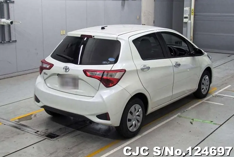 Toyota Vitz in White for Sale Image 2