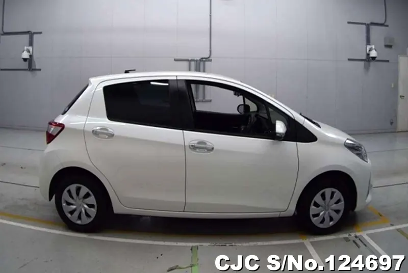 Toyota Vitz in White for Sale Image 4