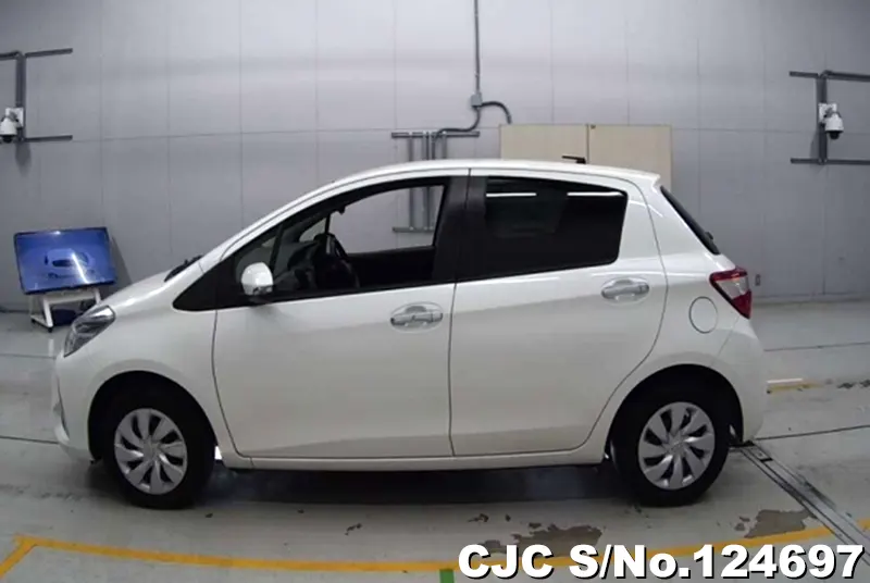 Toyota Vitz in White for Sale Image 5