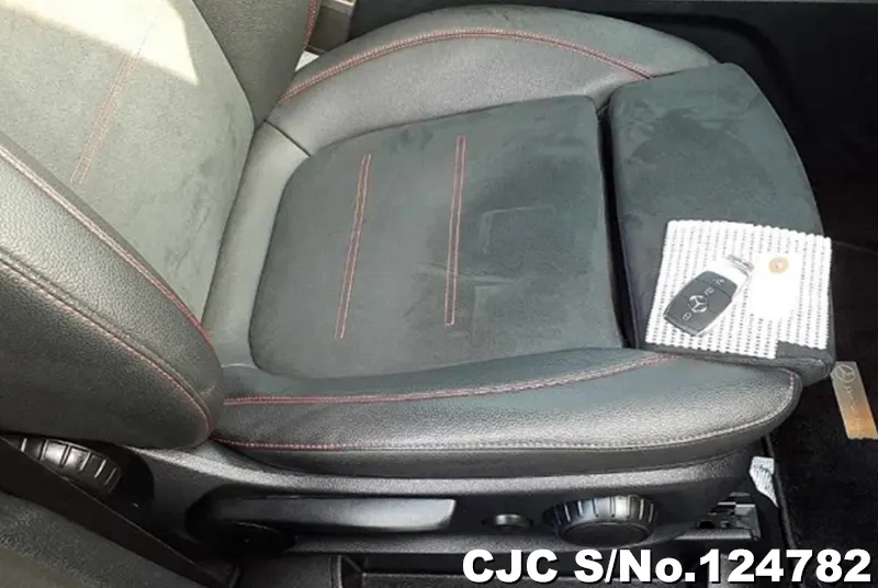 Mercedes Benz GLB Class in White for Sale Image 7