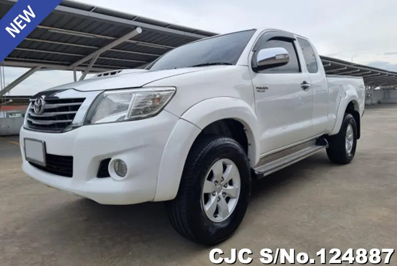 Toyota Hilux in White for Sale Image 2