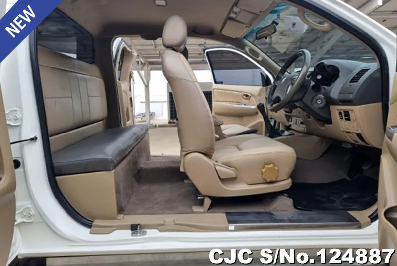 Toyota Hilux in White for Sale Image 9