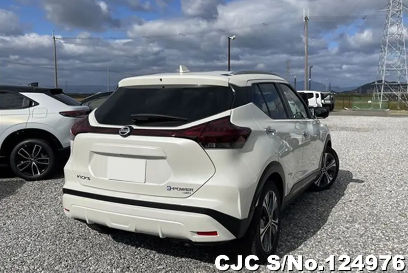 Nissan Kicks in White for Sale Image 2