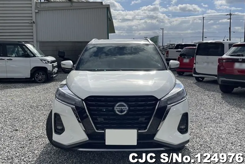 Nissan Kicks in White for Sale Image 4
