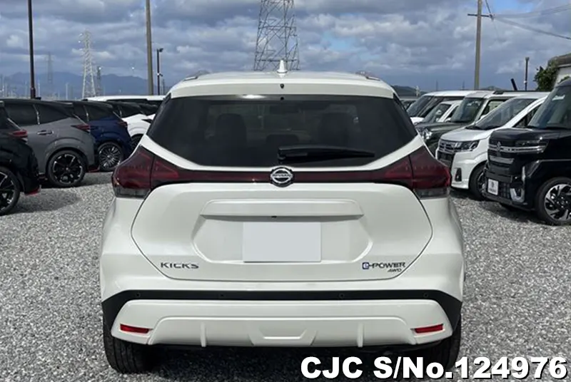 Nissan Kicks in White for Sale Image 5