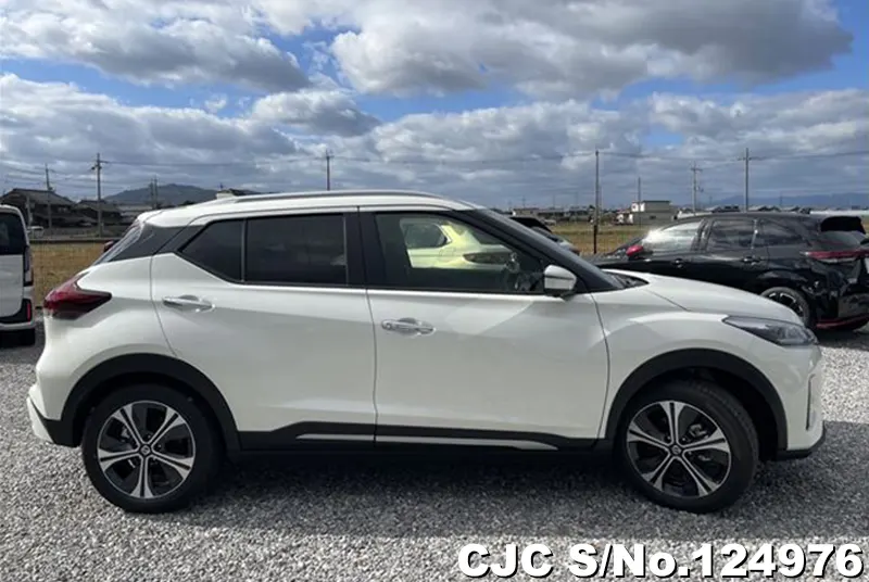 Nissan Kicks in White for Sale Image 6