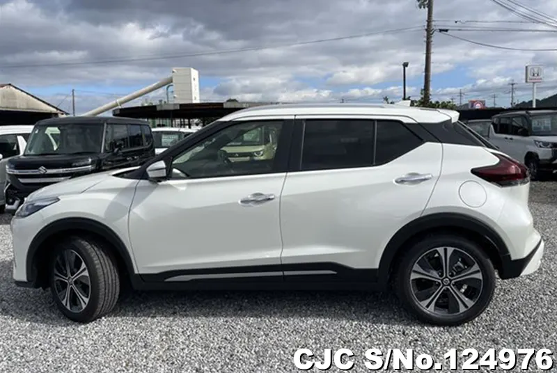 Nissan Kicks in White for Sale Image 7