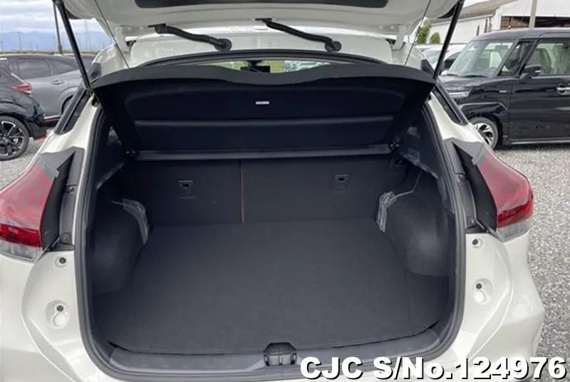 Nissan Kicks in White for Sale Image 8