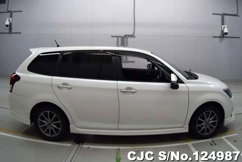 Toyota Corolla Fielder in Pearl White for Sale Image 4