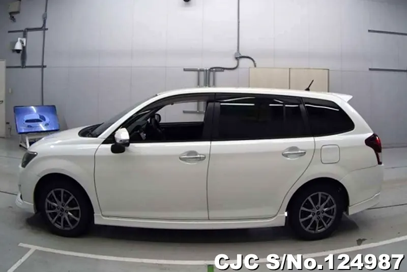 Toyota Corolla Fielder in Pearl White for Sale Image 5