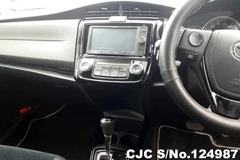 Toyota Corolla Fielder in Pearl White for Sale Image 9