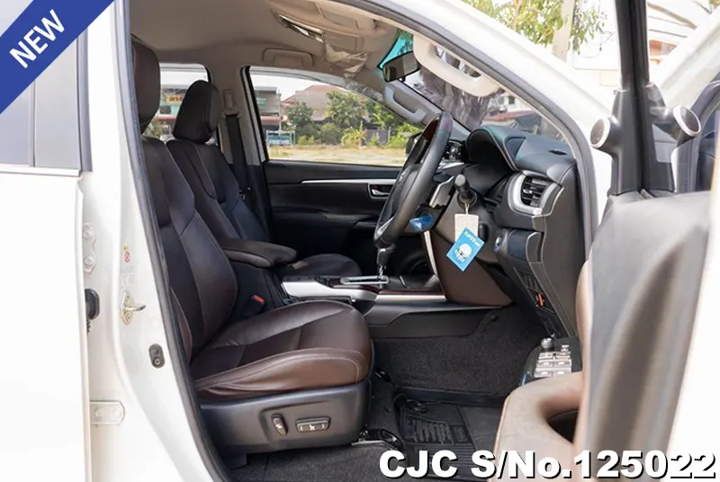 Toyota Fortuner in White for Sale Image 10