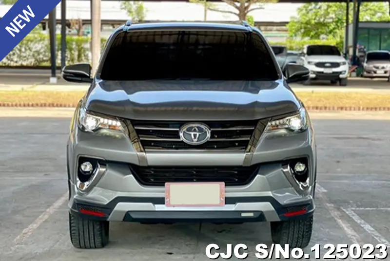Toyota Fortuner in Gray for Sale Image 2