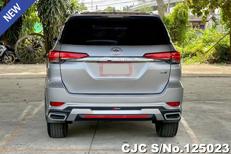 Toyota Fortuner in Gray for Sale Image 3