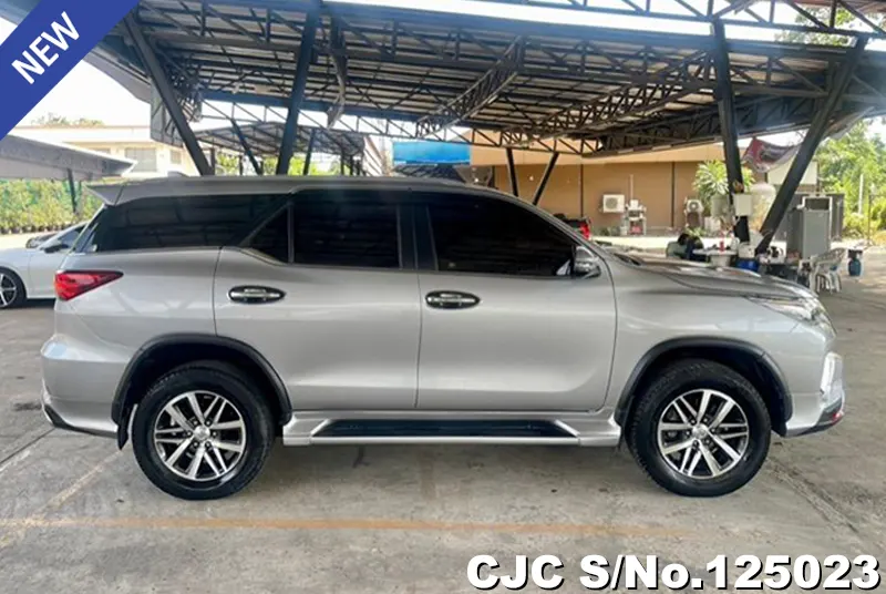 Toyota Fortuner in Gray for Sale Image 4