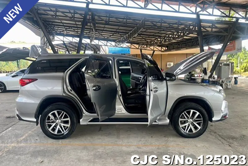 Toyota Fortuner in Gray for Sale Image 5