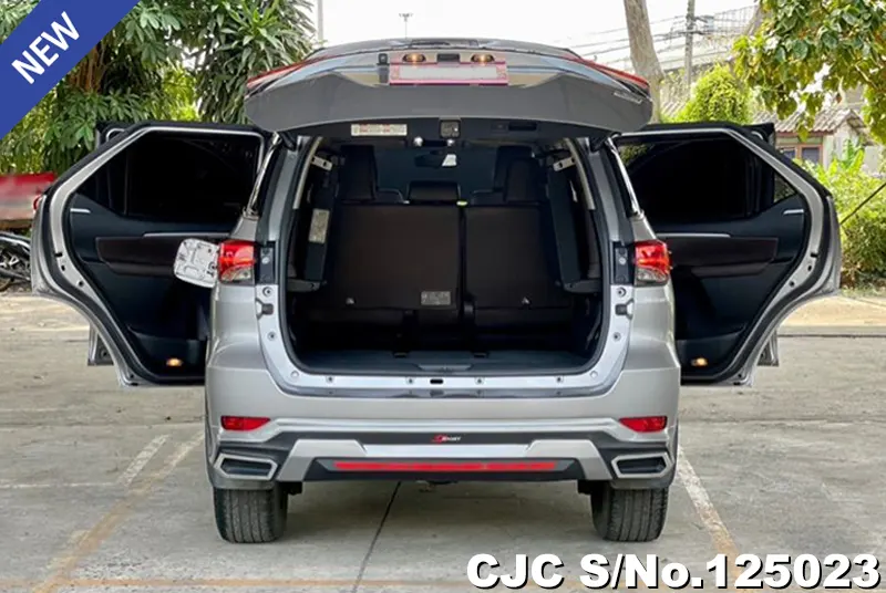 Toyota Fortuner in Gray for Sale Image 6