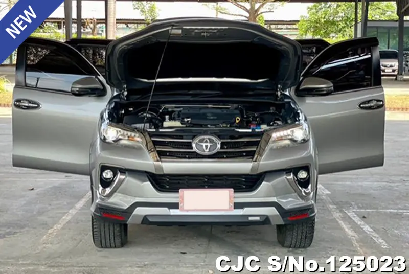Toyota Fortuner in Gray for Sale Image 8