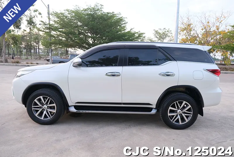 Toyota Fortuner in White for Sale Image 6