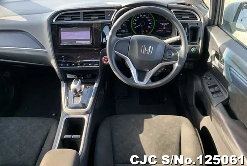 Honda Shuttle in White for Sale Image 9