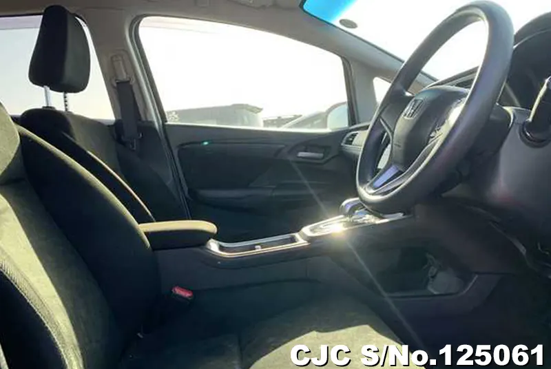 Honda Shuttle in White for Sale Image 10