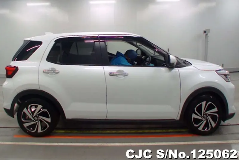 Toyota Raize in White for Sale Image 4