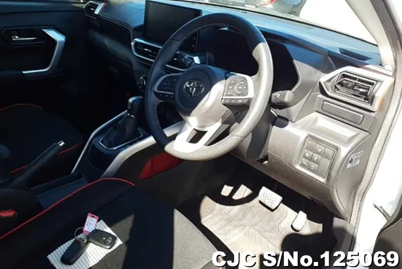 Toyota Raize in White for Sale Image 6