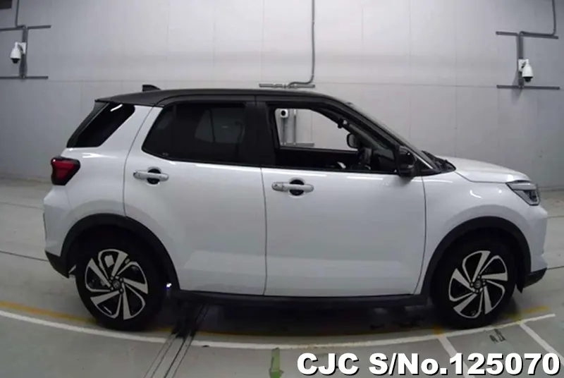Toyota Raize in White for Sale Image 4
