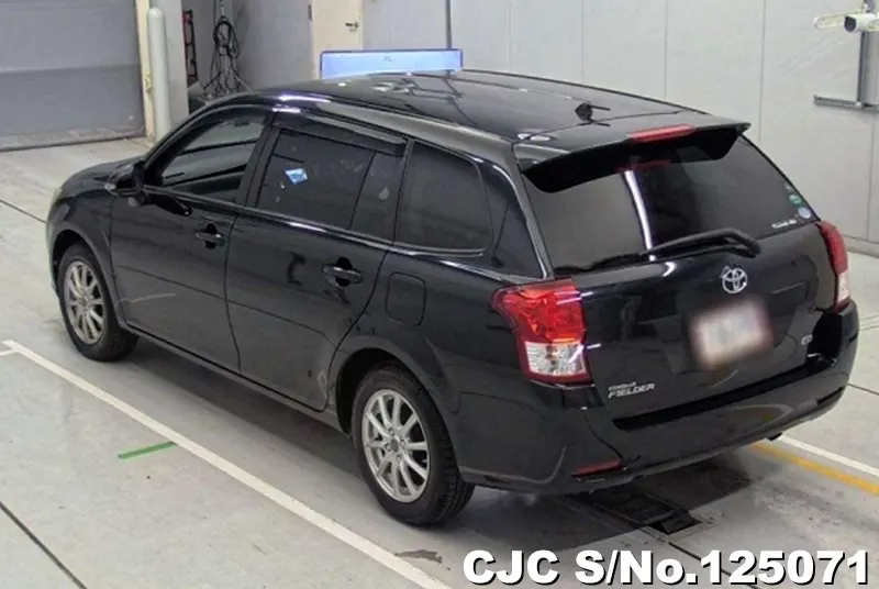 Toyota Corolla Fielder in Black for Sale Image 1