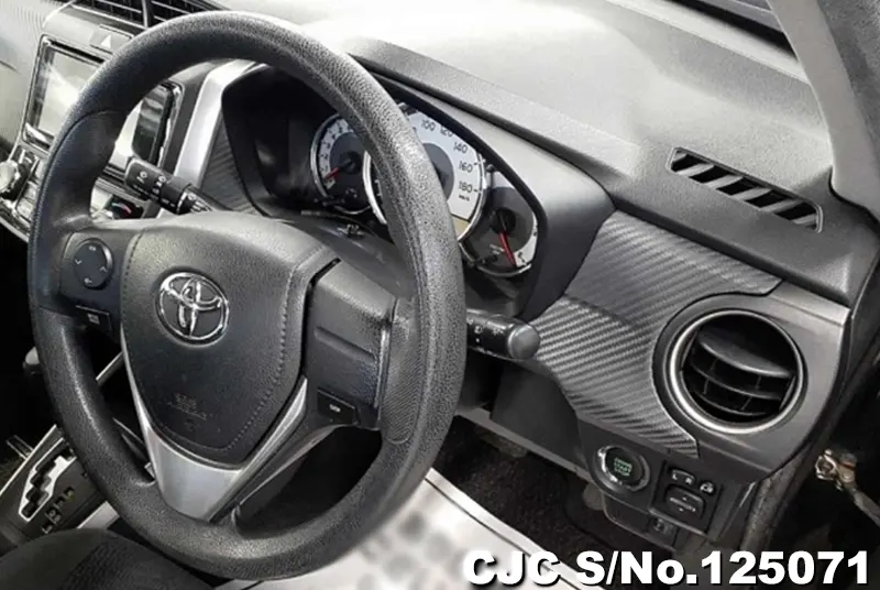 Toyota Corolla Fielder in Black for Sale Image 6