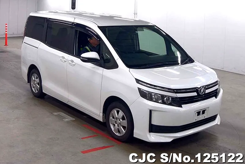 Toyota / Voxy 2015