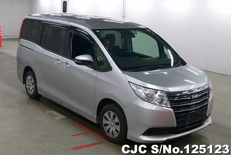 Toyota / Noah 2016