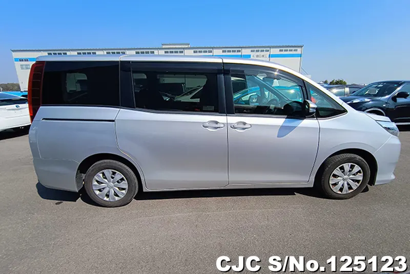 2016 Toyota / Noah Stock No. 125123