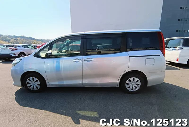 2016 Toyota / Noah Stock No. 125123