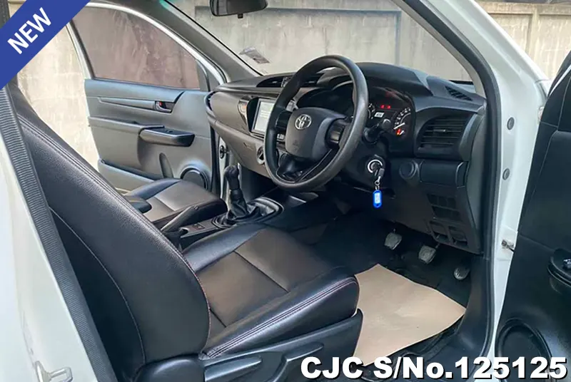 Toyota Hilux in White for Sale Image 8