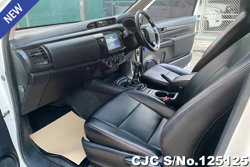 Toyota Hilux in White for Sale Image 9
