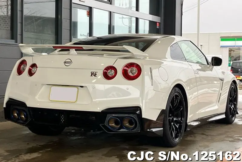 Nissan GTR in White for Sale Image 2